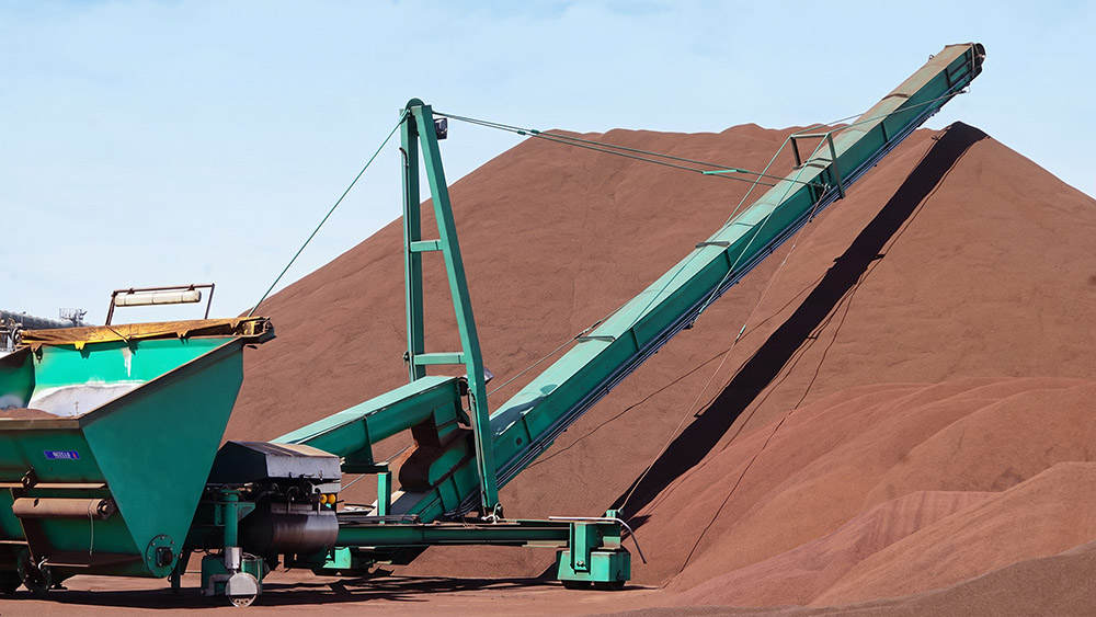 Impianto di movimentazione dei vinaccioli nello stabilimento Tampieri